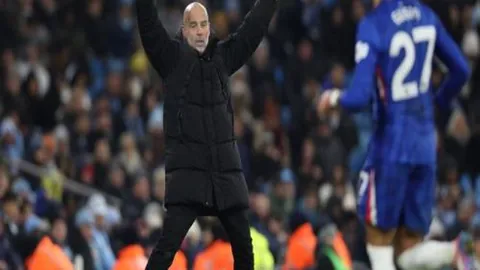 曼联官网颂扬德里赫特领袖气质与稳固防守，关键战开场失点引热议